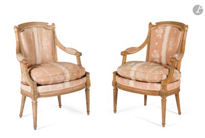 paire de fauteuils en bois sculpté de style Louis XVI avec coussins rembourrés