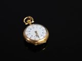 une montre de poche antique sur une surface noire avec un fond noir