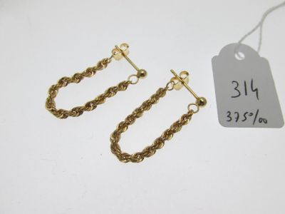 deux paires de boucles d'oreilles en chaîne dorée avec leur étiquette de prix