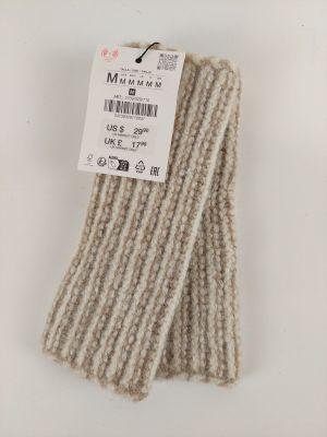 la laine est beige et blanche et comporte une étiquette