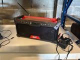 une radio posée sur une table, à côté de deux microphones