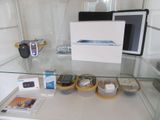 une vitrine en verre sur laquelle sont exposés divers appareils électroniques