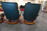 2 Fauteuils relax rotatif et un repose pied, en cuir vert de… (photo 3)