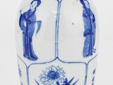 un vase bleu et blanc sur lequel est représenté un groupe de personnes
