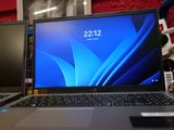 deux ordinateurs portables posés côte à côte sur une table