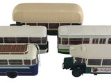 quatre petits bus qui sont rangés les uns à côté des autres
