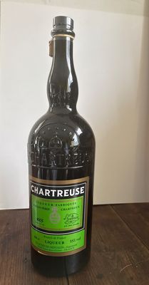 une bouteille d'alcool posée sur une table en bois