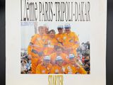 une photo montrant un groupe d'hommes vêtus de vestes orange posant pour une photo