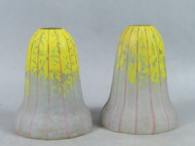 une paire de vases en verre jaunes et roses posés sur une table blanche