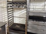 une étagère métallique contenant plusieurs plateaux de nourriture