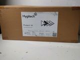 une boîte sur laquelle est apposée une étiquette portant la mention « Hygietech »