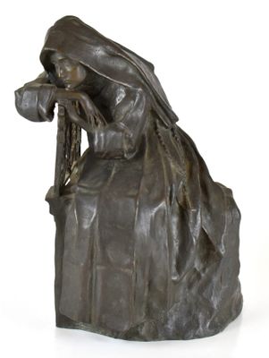 statue d'une femme assise sur une chaise, un livre sur les genoux