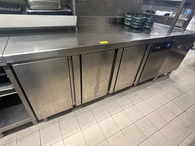 un grand comptoir en acier inoxydable dans une cuisine commerciale