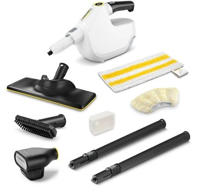 un ensemble de produits d'entretien comprenant un aspirateur, une brosse et d'autres articles