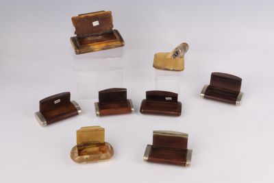 plusieurs morceaux de bois sont disposés en cercle sur une surface blanche