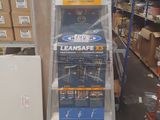 de nombreuses boîtes de produits d'entretien sur les rayons du magasin