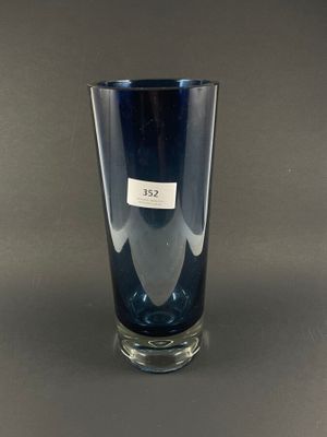un vase en verre muni d'une étiquette, posé sur une table