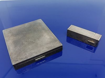 deux morceaux de treillis métallique sur un fond bleu