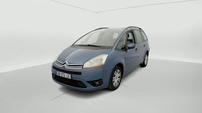 Une Citroën bleue est garée dans une pièce blanche