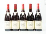 six bouteilles de vin rouge sont alignées