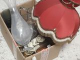 une boîte posée par terre et contenant quelques objets