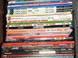 beaucoup de livres empilés les uns sur les autres dans une boîte