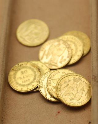beaucoup de pièces d'or posées sur un plateau
