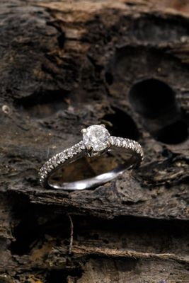 Bague solitaire en or gris 750 millièmes sertie d'un diamant…