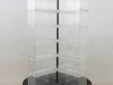 une photo d'une vitrine surmontée de trois étagères