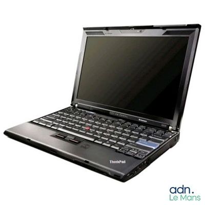 un ordinateur portable noir équipé d'un clavier noir