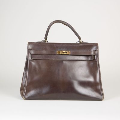 un sac à main en cuir marron sur fond blanc
