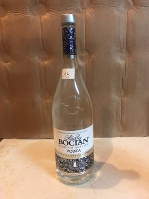 une bouteille de vodka posée sur une table à côté d'une bouteille de vin