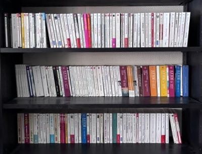 une étagère contenant de nombreux livres dans une pièce