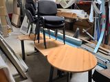 une pièce contenant beaucoup de chaises et de tables