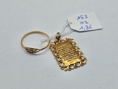 une image représentant une bague en or sur laquelle figure une inscription