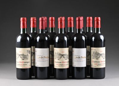six bouteilles de vin rouge sont alignées