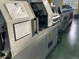 une machine qui se trouve à l'intérieur d'un bâtiment