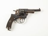 un vieux fusil sur une surface blanche avec un fond blanc