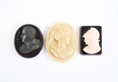 Trois types différents de moules à savon sont présentés sur une surface blanche