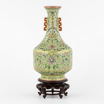 Vase chinois de la famille rose, avec des décorations floral…