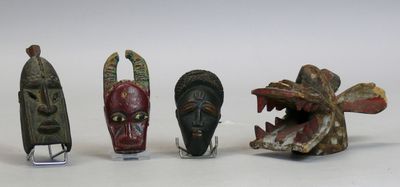 Quatre petits masques passeports en bois mi-dur, à patine so…