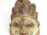 une image d'un masque en bois sur fond blanc