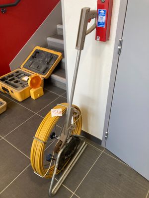 une photo d'une machine à nettoyer les sols dans une pièce