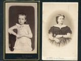 deux vieilles photos en noir et blanc représentant une jeune fille en robe