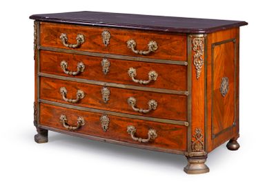 une image d'une commode avec un plateau en marbre