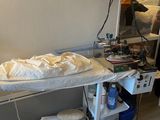 un lit recouvert d'un drap blanc dans une chambre