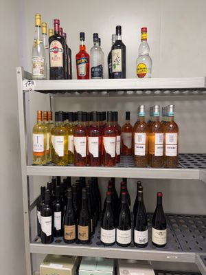 de nombreuses bouteilles d'alcool sur les étagères de la cuisine