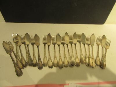 de nombreuses fourchettes et cuillères exposées dans une vitrine