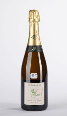 une bouteille de vin mousseux avec une étiquette sur fond blanc