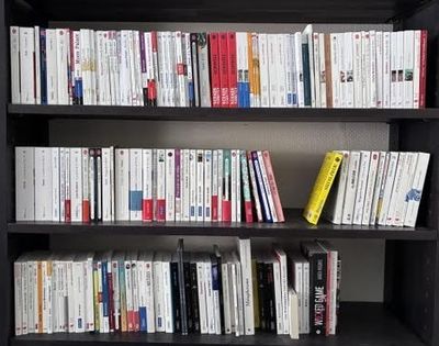 une étagère contenant de nombreux livres dans une pièce